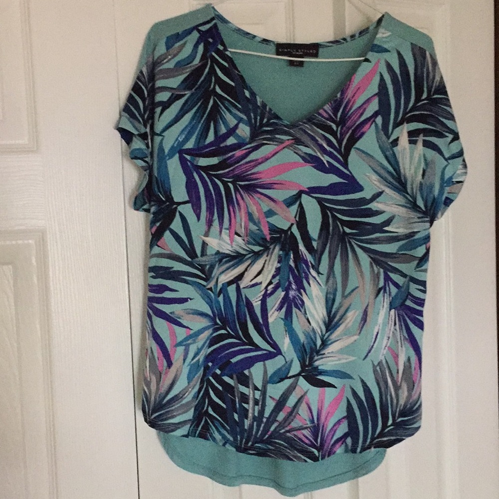 SIMPLY STYLED Top. NWOT